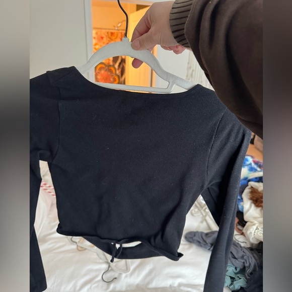 Anwnd Black Cutout Crop Top - Picture 2 of 3